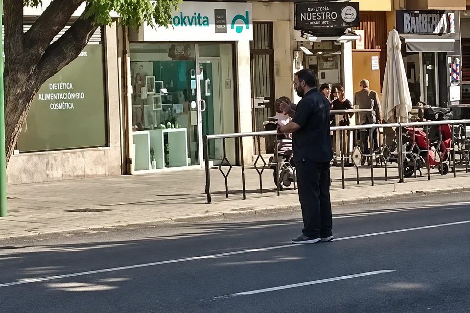 Imagen editorial reconstruida con asistencia de inteligencia artificial a partir de un fotograma del vídeo original del suceso de Sevilla, aportada por la dirección del medio.
