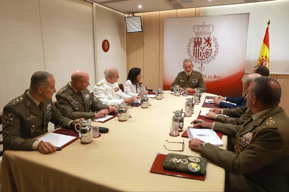 Fotografía oficial de Felipe VI durante la reunión en el Palacio de la Zarzuela con Margarita Robles, el JEMAD, el jefe del Mando de Operaciones, el jefe del Mando Operativo Terrestre y el comandante general de Ceuta.