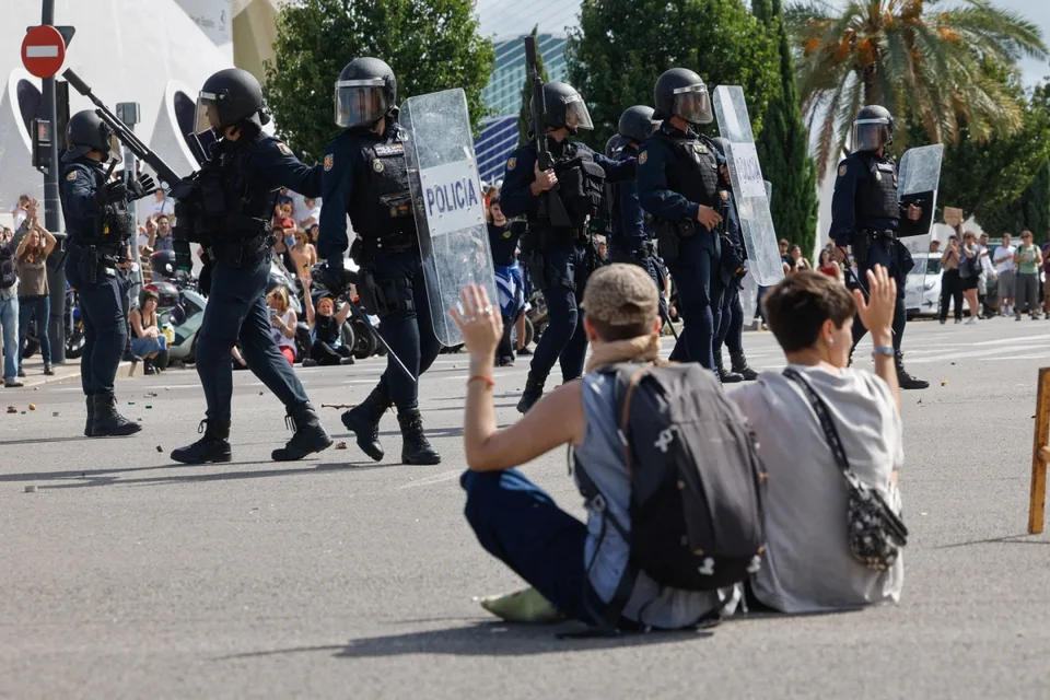Manifestación por la vivienda en Valencia con presencia policial.