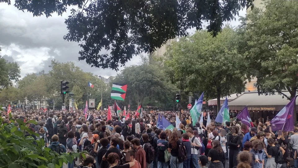 Manifestación francesa de Bloquons tout en París el 10 de septiembre de 2025, fotografía real de archivo anterior a Blocus España