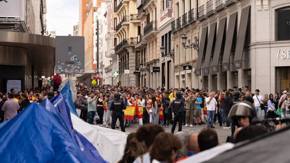 Policías antidisturbios desplegados en la Puerta del Sol de Madrid el 12 de octubre de 2026 durante una concentración diferente a Blocus.