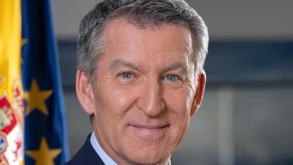 Alberto Núñez Feijóo, retrato oficial del Partido Popular en mayo de 2025; fotografía de archivo.