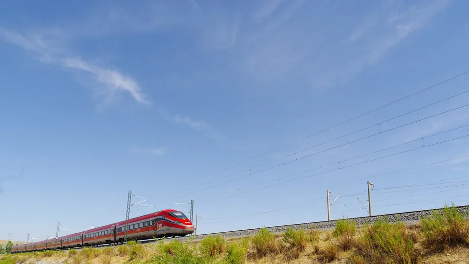 Tren real Iryo Frecciarossa 1000 de alta velocidad en Madrid, 2025. Imagen de archivo: NO documenta el accidente de Urda ni la audiencia en el Senado.