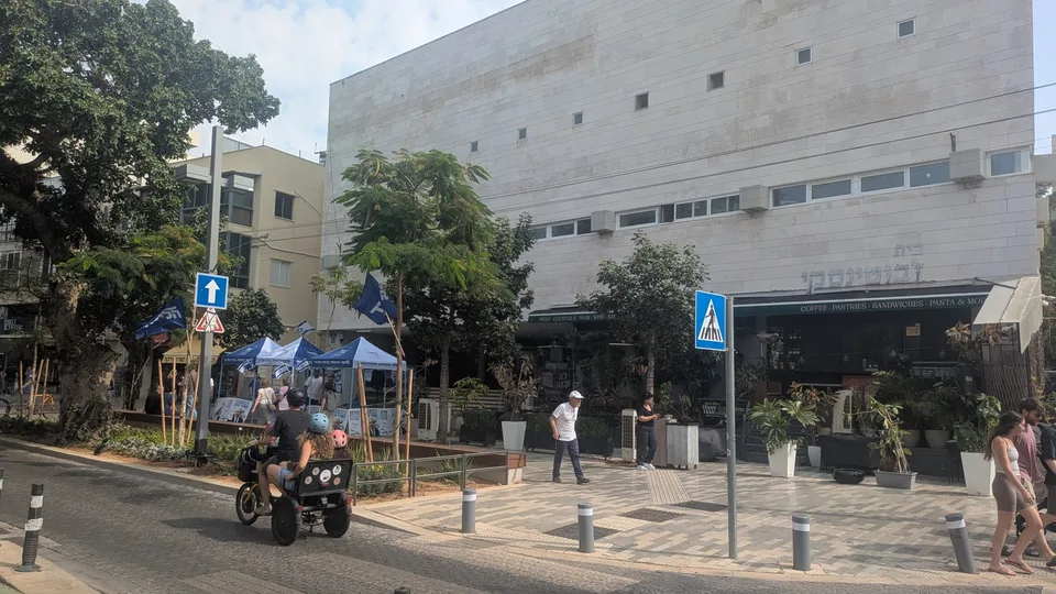 Escena real de la jornada electoral israelí en Tel Aviv el 27 de octubre de 2026.