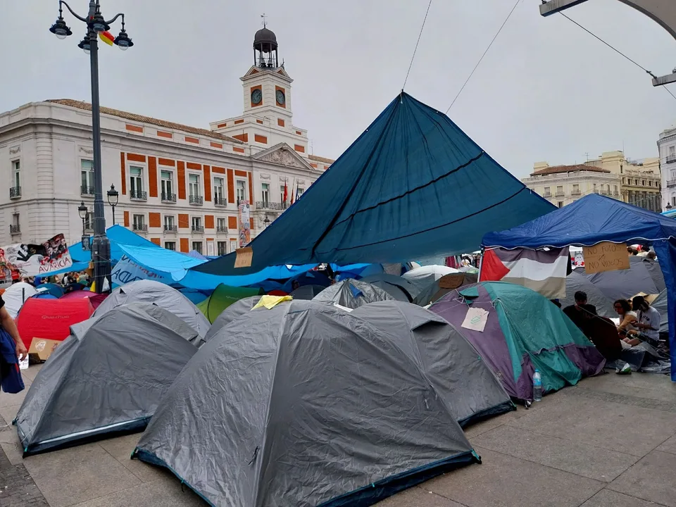Tiendas de campaña y manifestantes en la Puerta del Sol de Madrid durante la acampada por el derecho a la vivienda del 28 de septiembre de 2026.