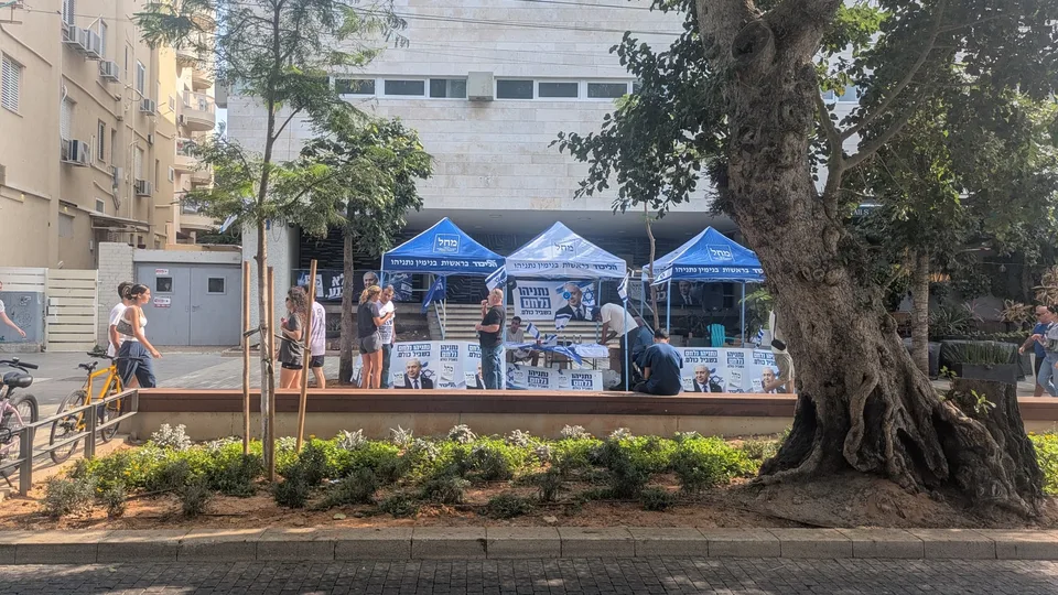 Escena real del 27 de octubre de 2026 en Tel Aviv durante las elecciones israelíes, con entorno del Likud; no representa una pantalla de Polymarket.