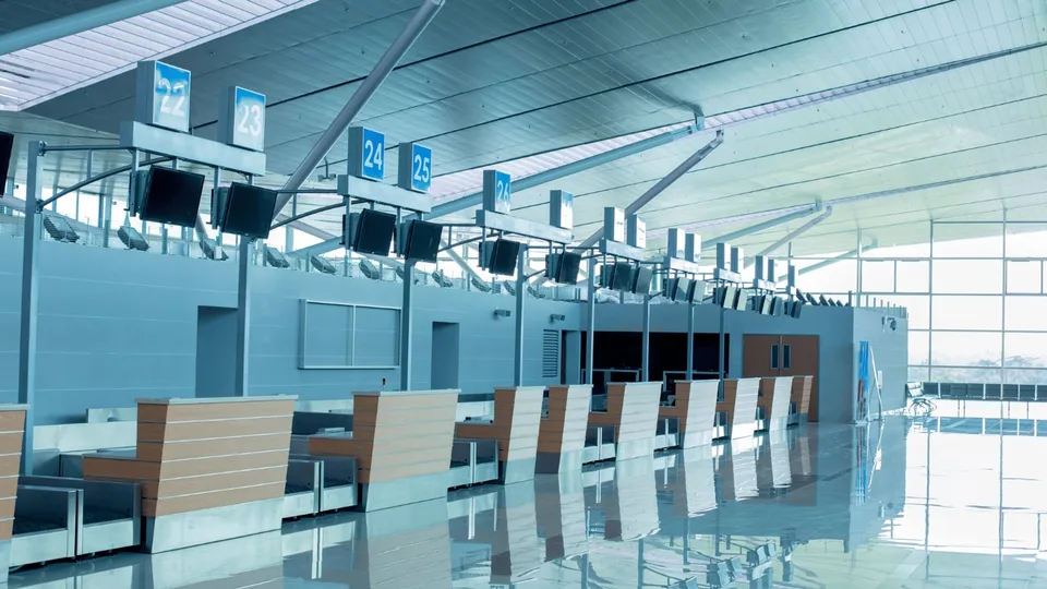 Imagen oficial del Gobierno portugués asociada a su informe migratorio del 7 de octubre de 2026: zona de atención en un aeropuerto.