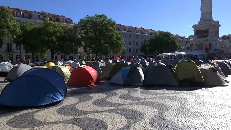 Imagen real de la acampada por la vivienda en Rossio, Lisboa, obtenida de un vídeo publicado por Agência Lusa el 23 de octubre; antecede al desalojo del 25.