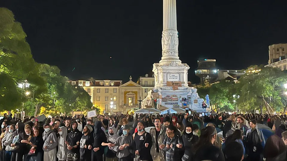 Acampada por la vivienda en Rossio, Lisboa, 18 de octubre de 2026. Foto real del movimiento, no de la convocatoria del 31-O.