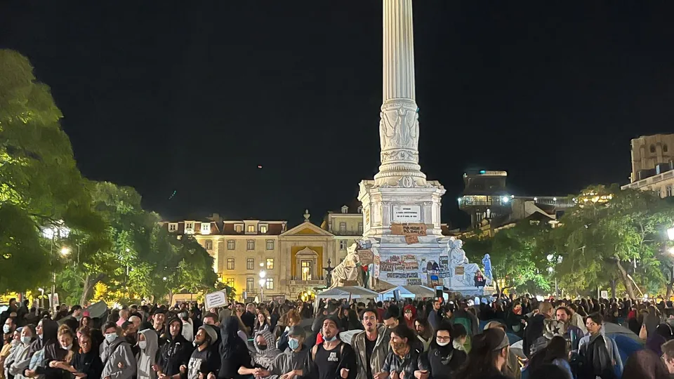 Acampada real por la vivienda en la plaza Rossio de Lisboa el 18 de octubre de 2026, dos días antes del desalojo; fotografía previa, no de la intervención policial.