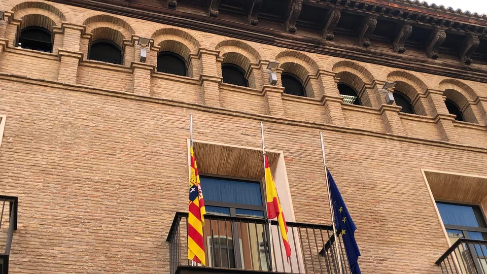 Banderas españolas a media asta durante otro luto oficial nacional, fotografía de Zaragoza de mayo de 2020