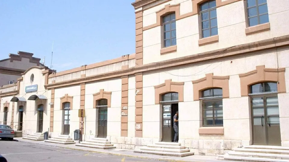 Estación de Venta de Baños (Palencia), 25 de julio de 2015. Archivo del enclave ferroviario, no de la locomotora investigada.