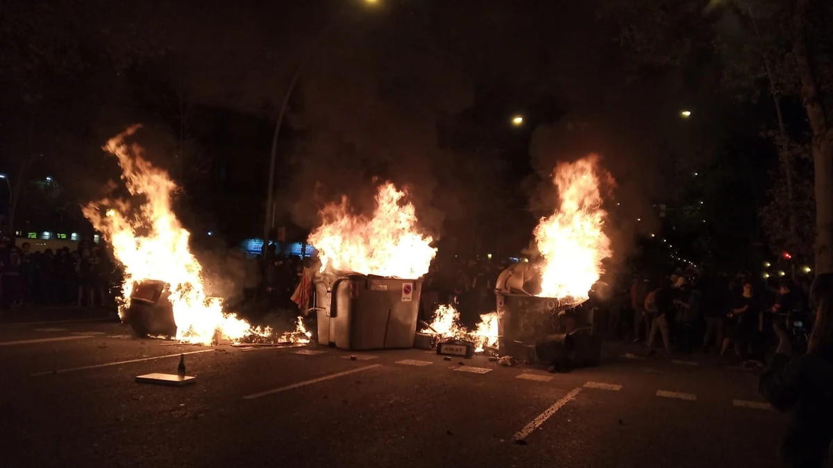 Barcelona cierra la protesta por la vivienda con 13 detenidos y 30 mossos heridos tras una noche de disturbios